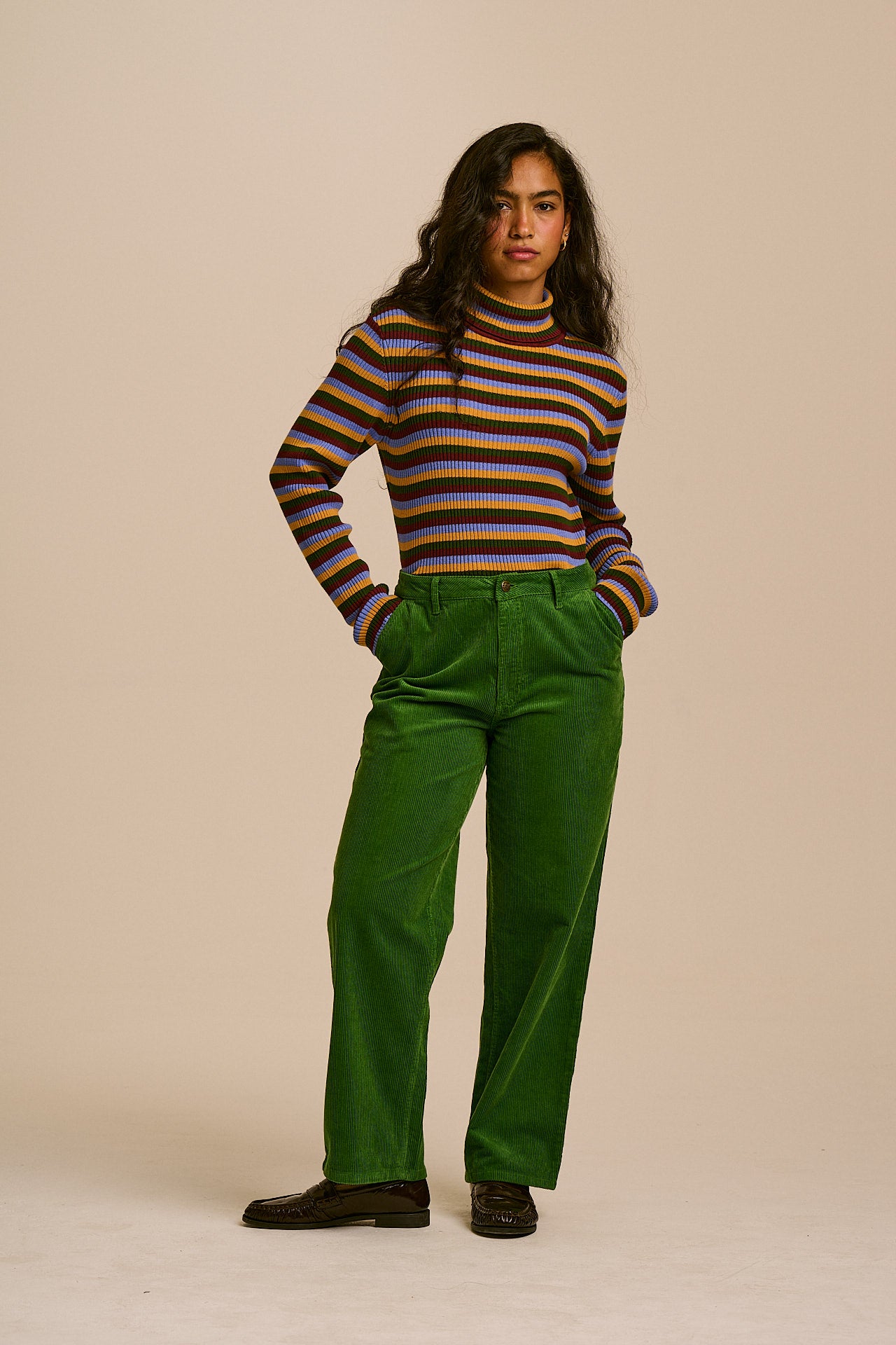 Linden - 90's Straight Leg Trousers in Dark Green Cord